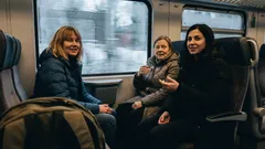 Kort berättelse: Skylten mitt emot mig på pendeln väckte en röst jag trodde var borta