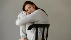 Varför känslan av ensamhet ökar under semestern och hur man kan övervinna den: psykologens råd