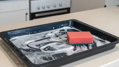 Fett på bakplåten försvinner på 3 minuter: det här husmorsknepet fungerar bättre än kemikalier