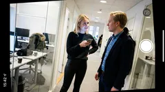 Kort berättelse: Jag gick till jobbet med nya byxor – vid kaffemaskinen vände allt