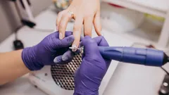 Naglarna blir inte tunnare av lackeringen: det vanligaste misstaget efter att du tagit bort gellack